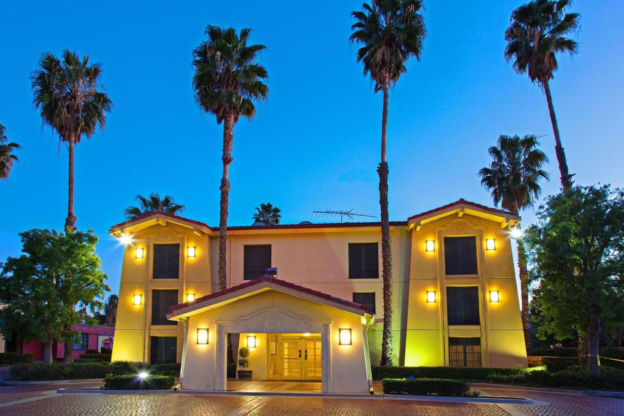 Super 8 by Wyndham San Bernardino Hotel Bagian luar foto