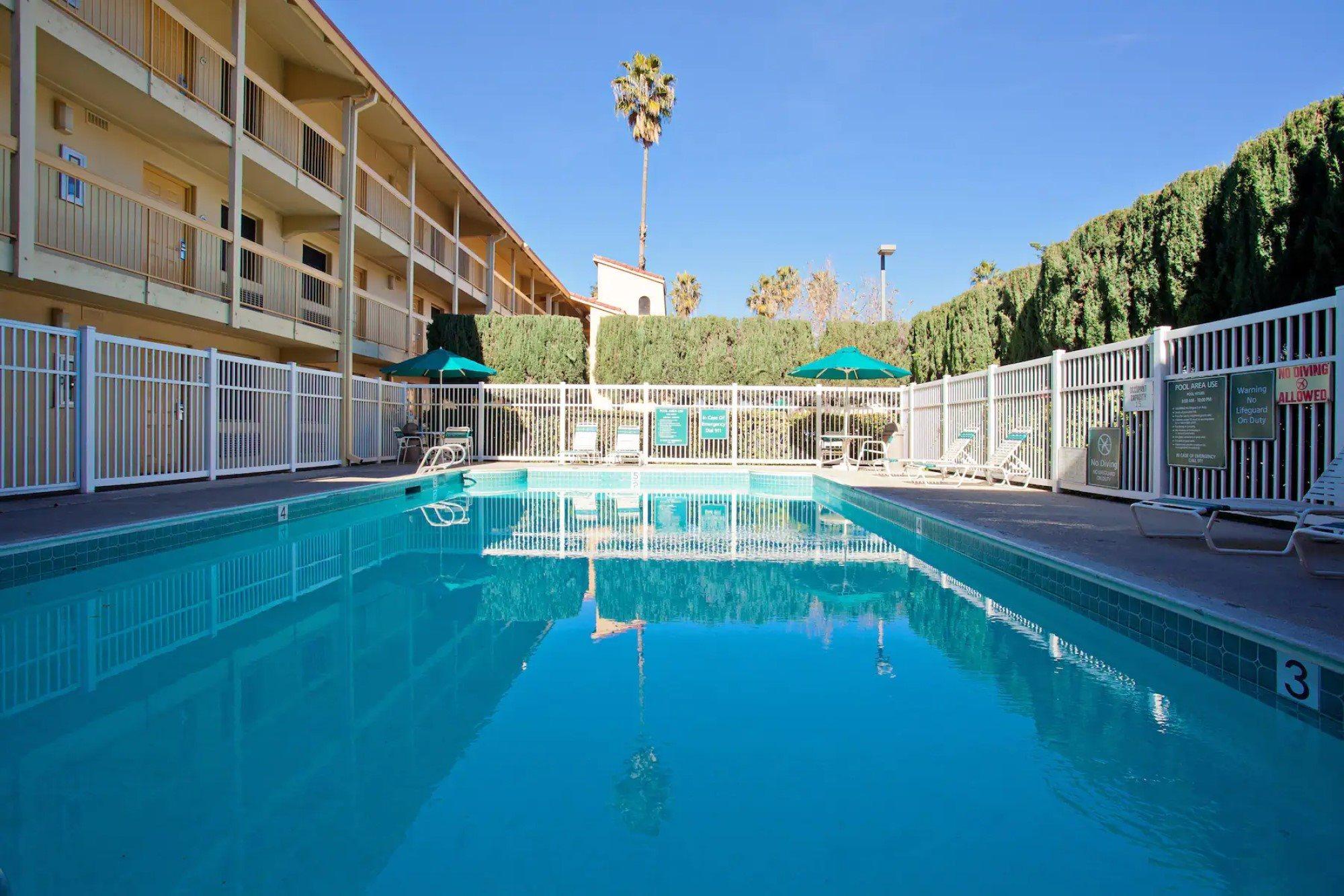 Super 8 by Wyndham San Bernardino Hotel Bagian luar foto