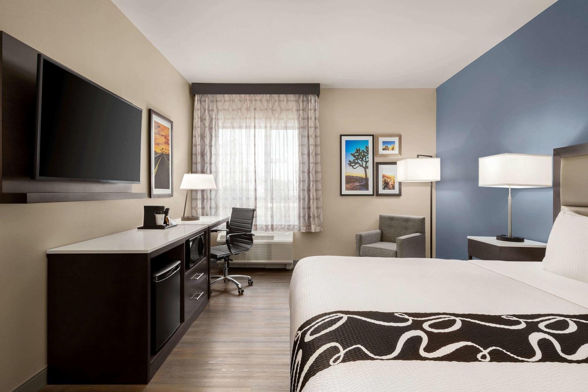 Super 8 by Wyndham San Bernardino Hotel Bagian luar foto