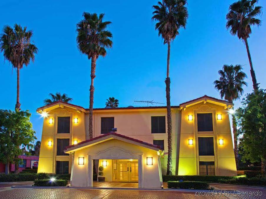 Super 8 by Wyndham San Bernardino Hotel Bagian luar foto