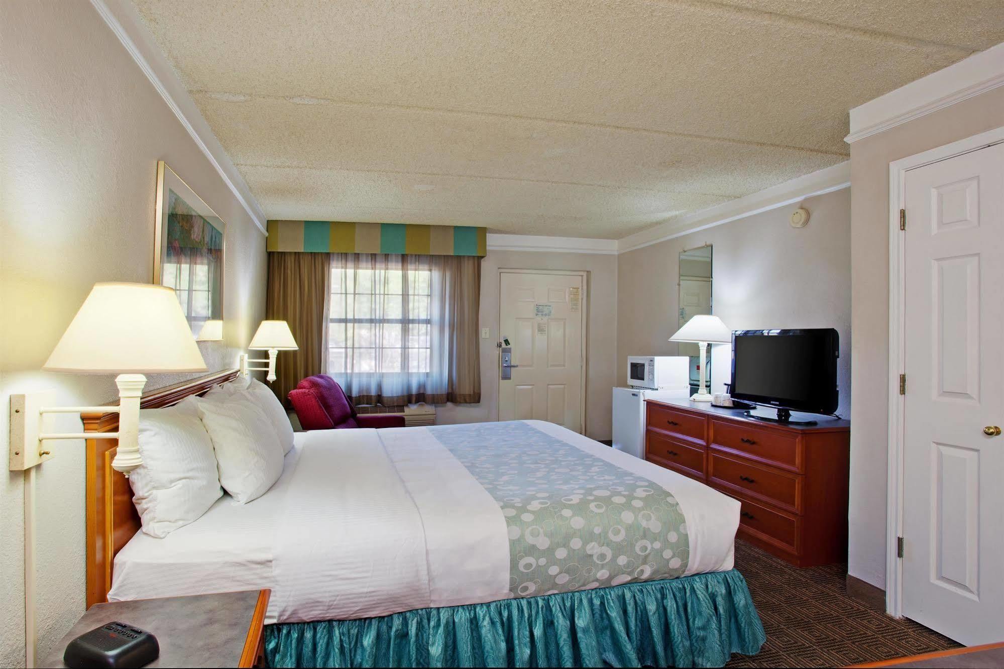 Super 8 by Wyndham San Bernardino Hotel Bagian luar foto
