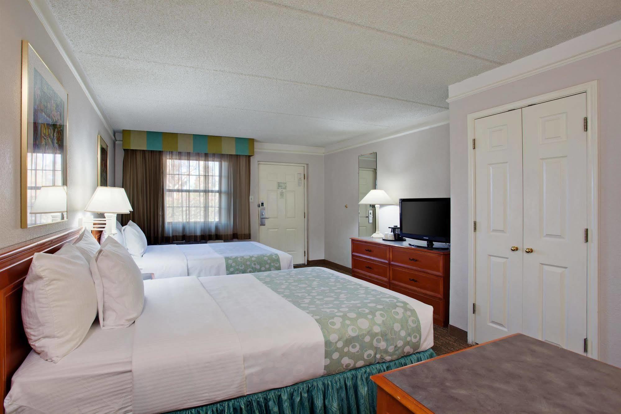 Super 8 by Wyndham San Bernardino Hotel Bagian luar foto
