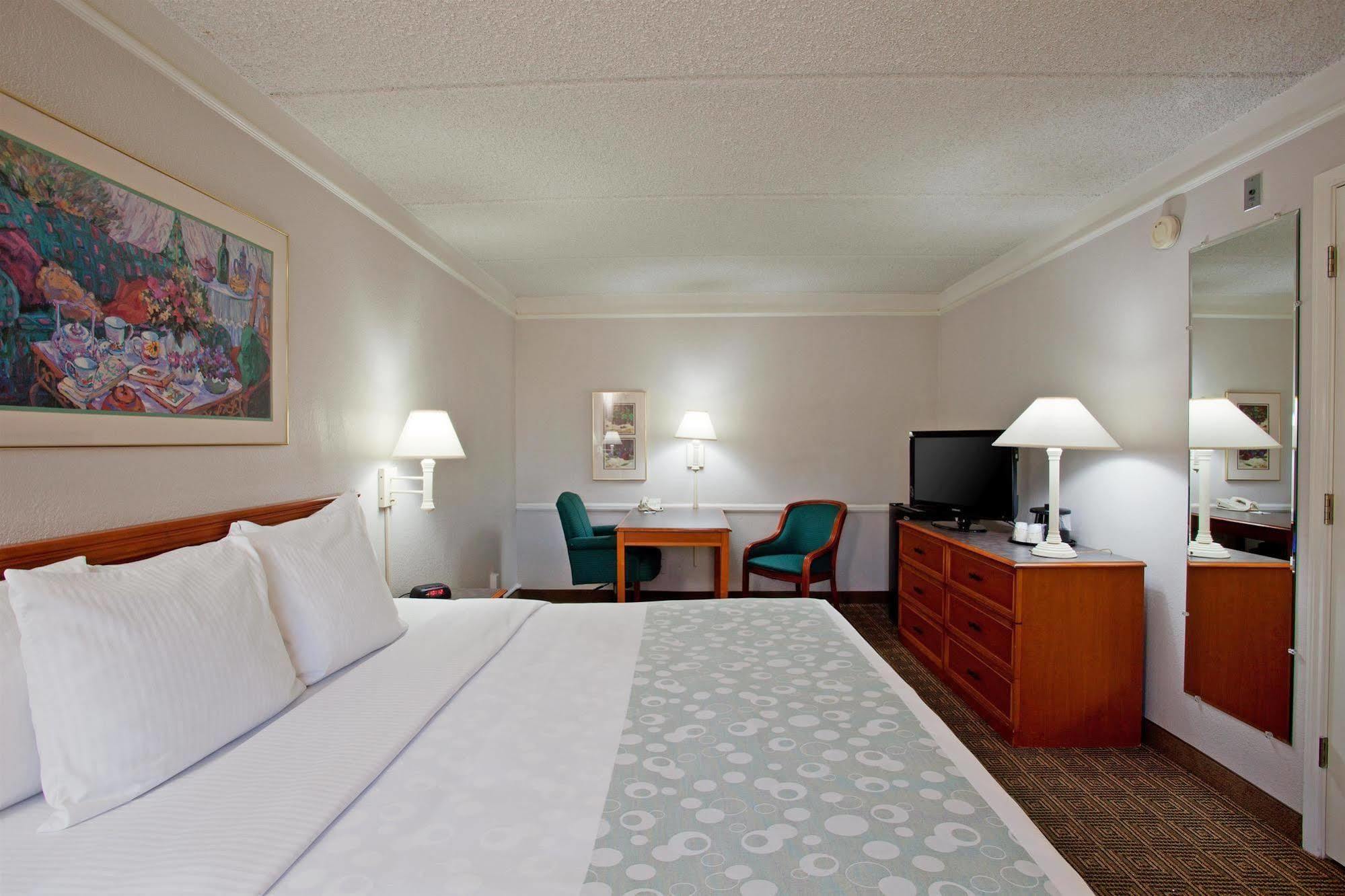 Super 8 by Wyndham San Bernardino Hotel Bagian luar foto