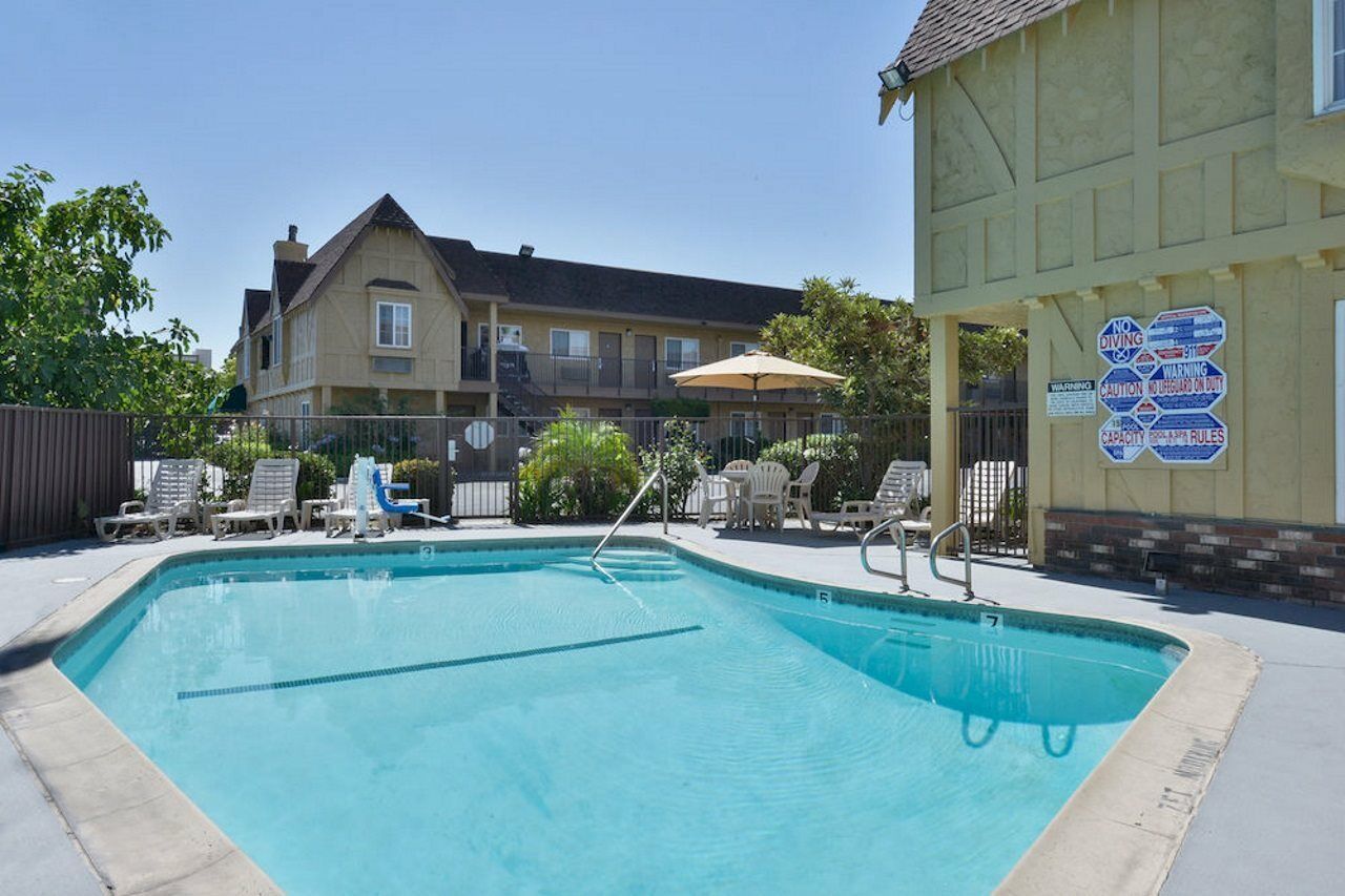Super 8 by Wyndham San Bernardino Hotel Bagian luar foto