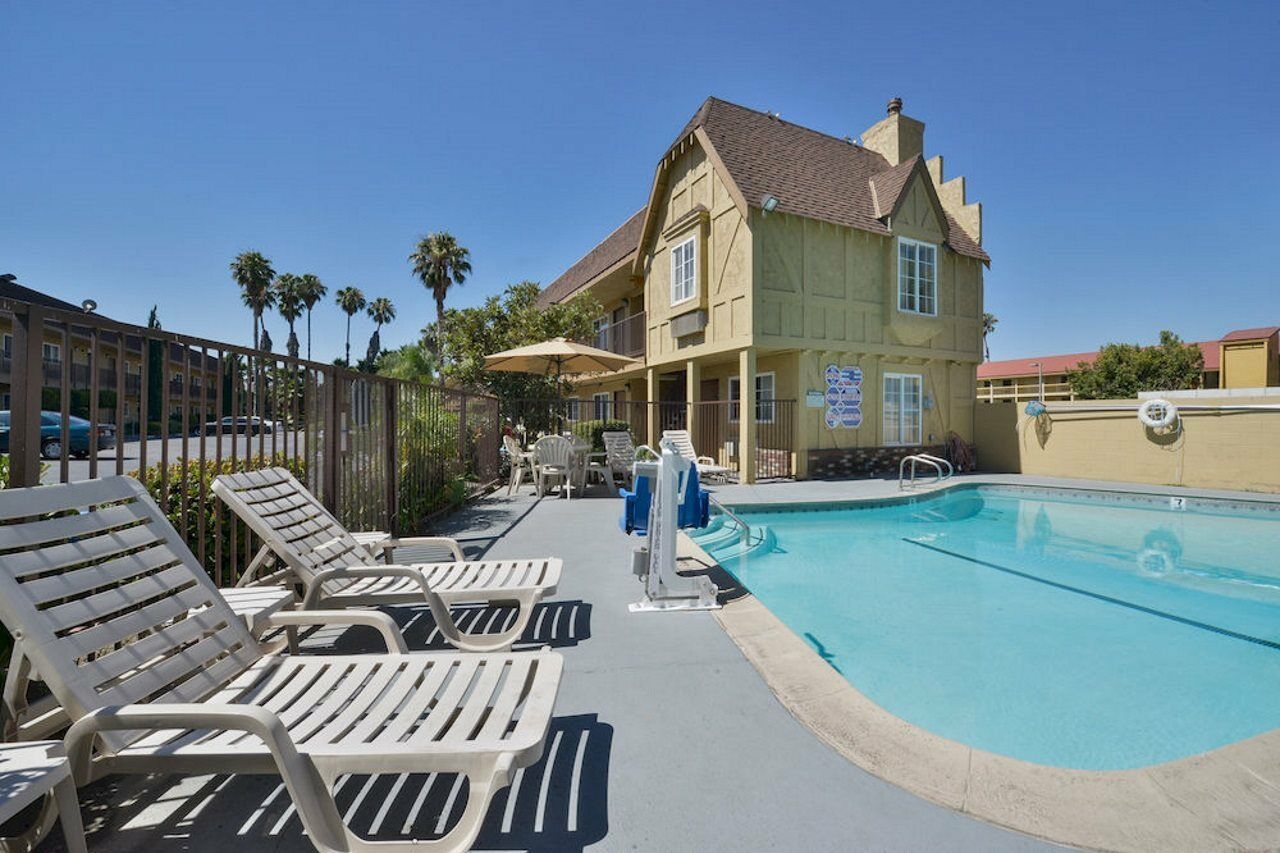 Super 8 by Wyndham San Bernardino Hotel Bagian luar foto