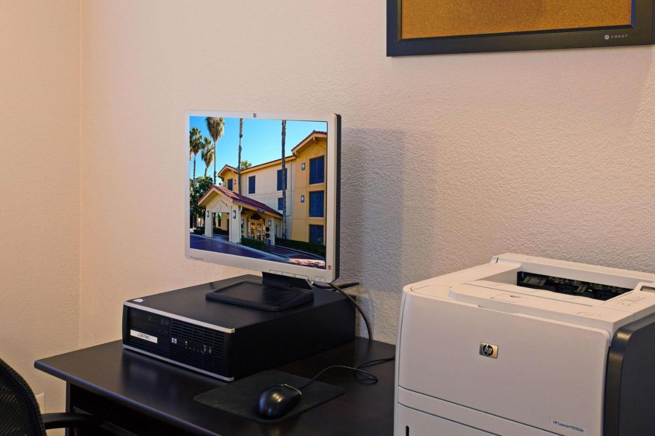 Super 8 by Wyndham San Bernardino Hotel Bagian luar foto